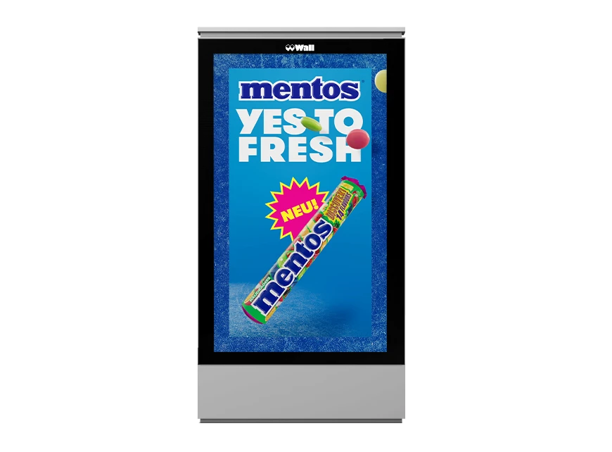Freigestellter digitaler Werbeträger mit Süßwarenwerbung.