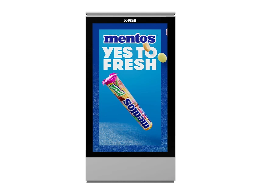 Freigestellter digitaler Werbeträger mit Süßwarenwerbung.