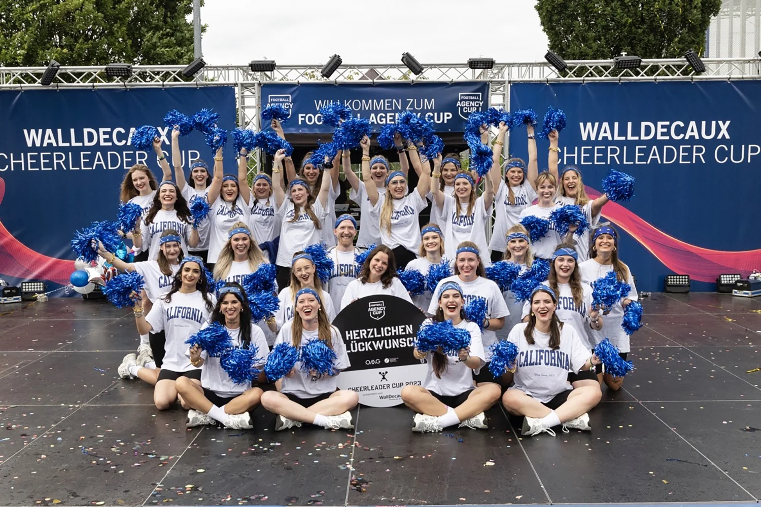 Gewinnerteam des WallDecaux Cheerleader Cups 2023 jubeln auf Bühne.