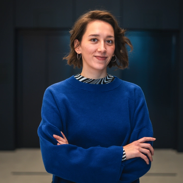 Portrait von einer Frau mit blauem Oberteil.