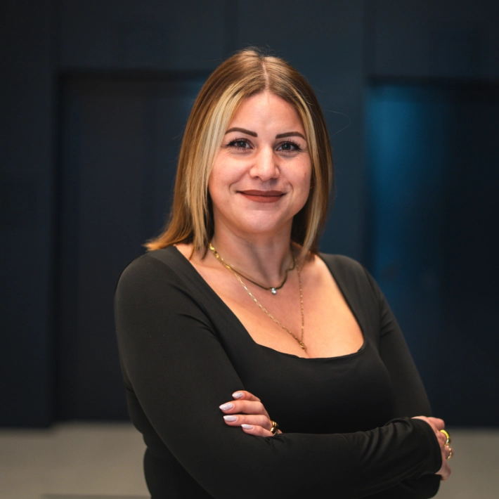 Portrait von Frau in schwarzem Oberteil.