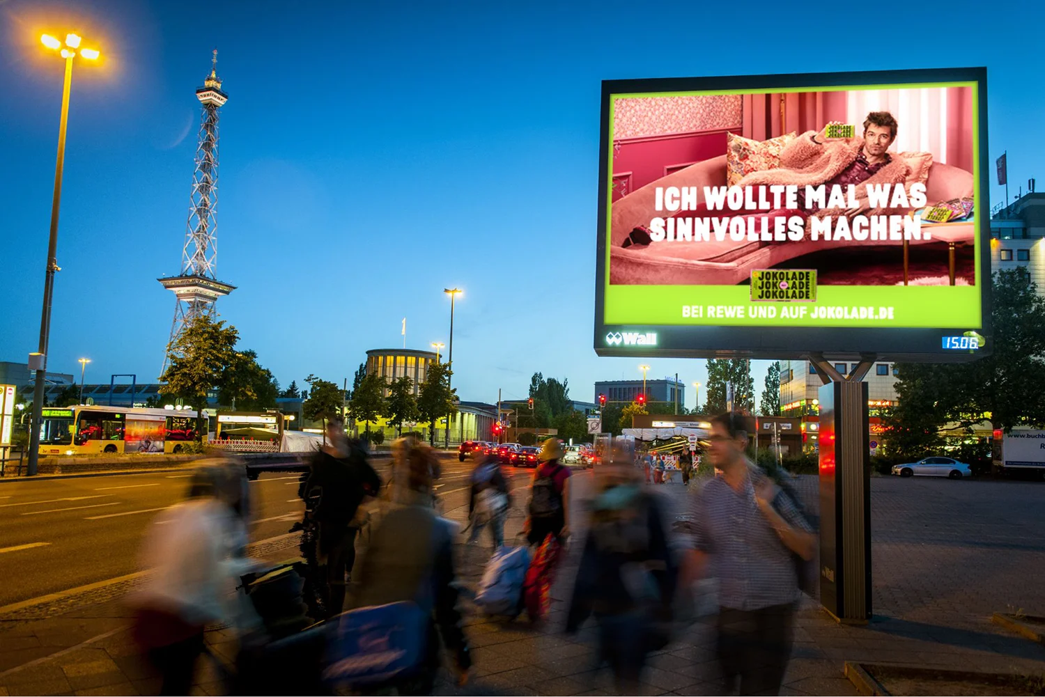 Digitales City Light Board mit Schokoladenwerbung am Abend