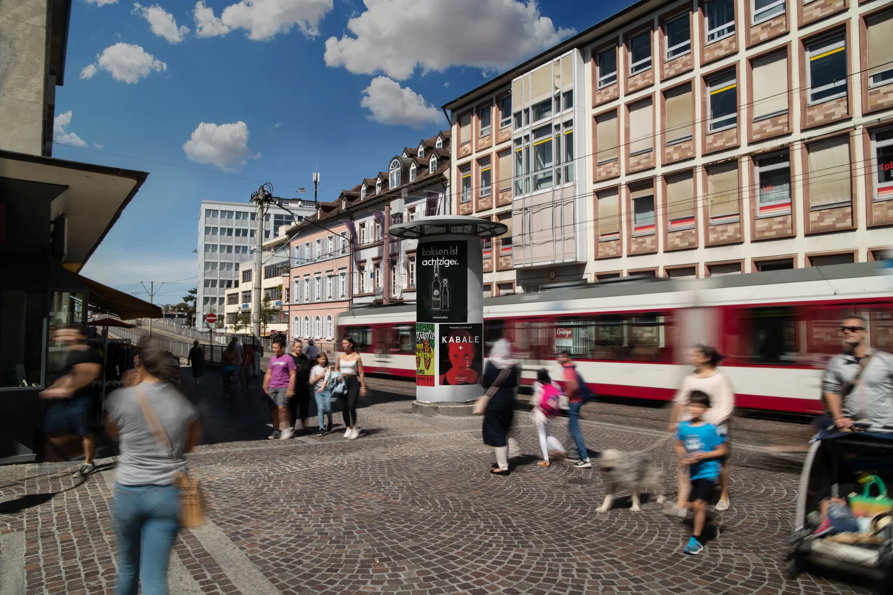 Allgemeinstelle mit OOH-Werbung in der Innenstadt von Freiburg.