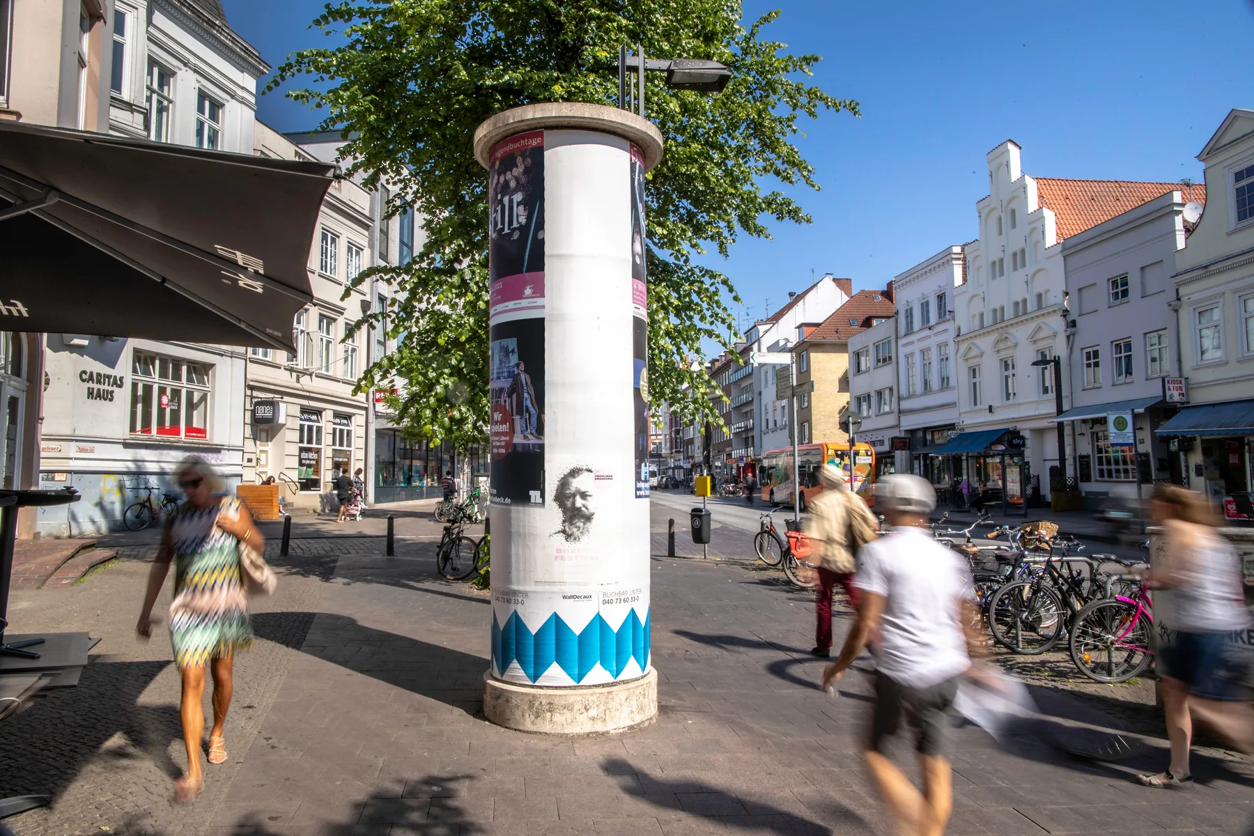 Allgemeinstelle mit OOH-Werbung in der Innenstadt von Lübeck.