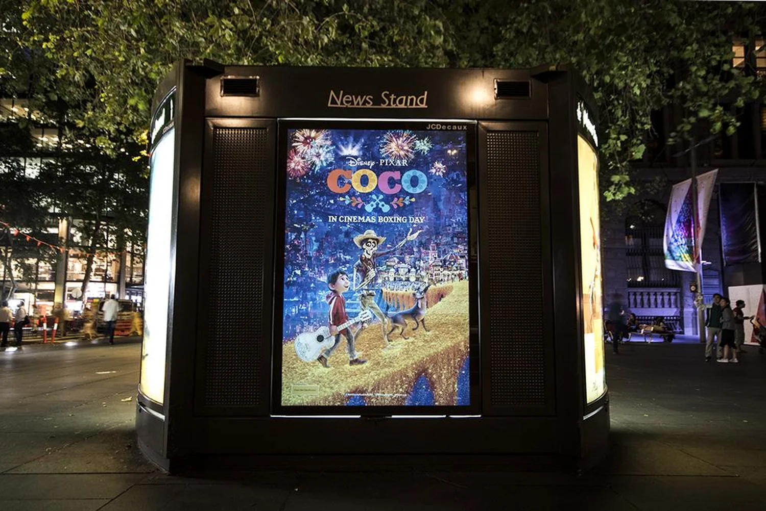 australien-disney-illuminationsposter-coco.webp