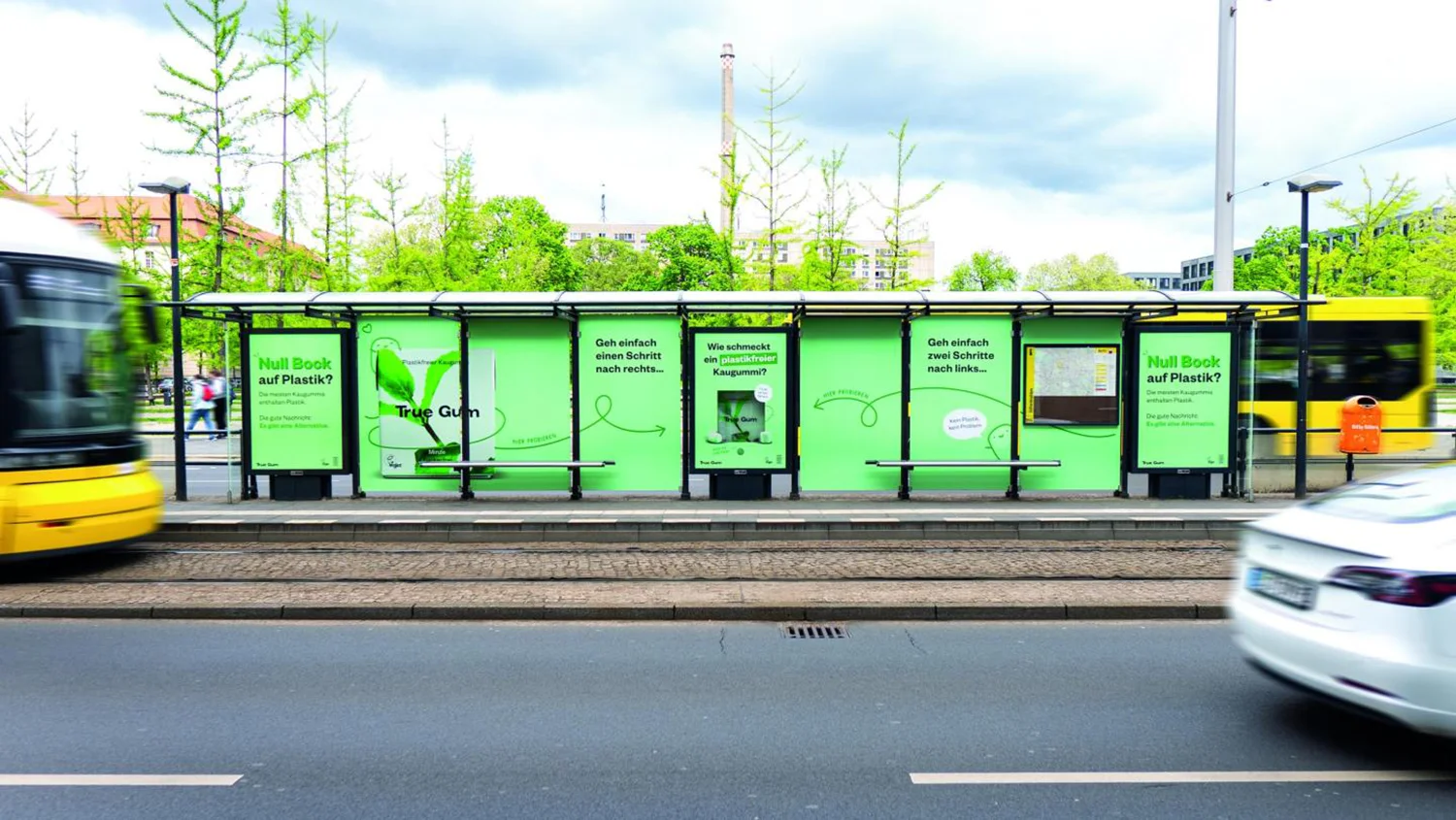 Beklebung einer Tram Wartehalle mit Kaugummiwerbung in der Invalidenstrasse in Berlin