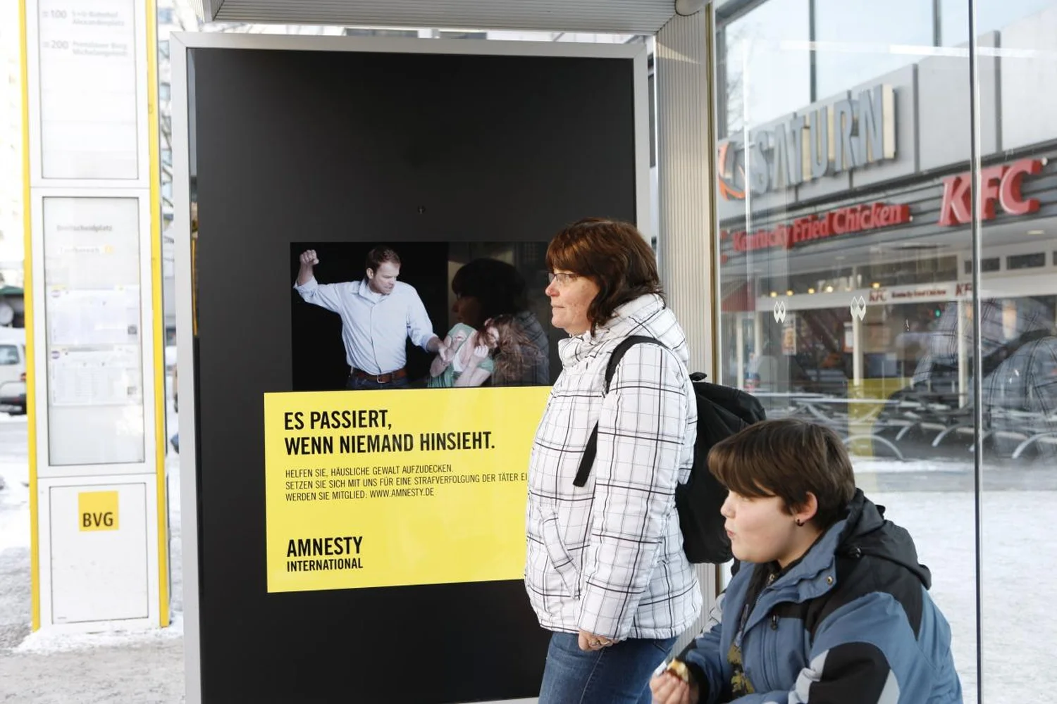 berlin-amnesty-international-es-passiert-wenn-niemand-hinsieht-face--und-eyetracking-sensor-und-screen-2.webp