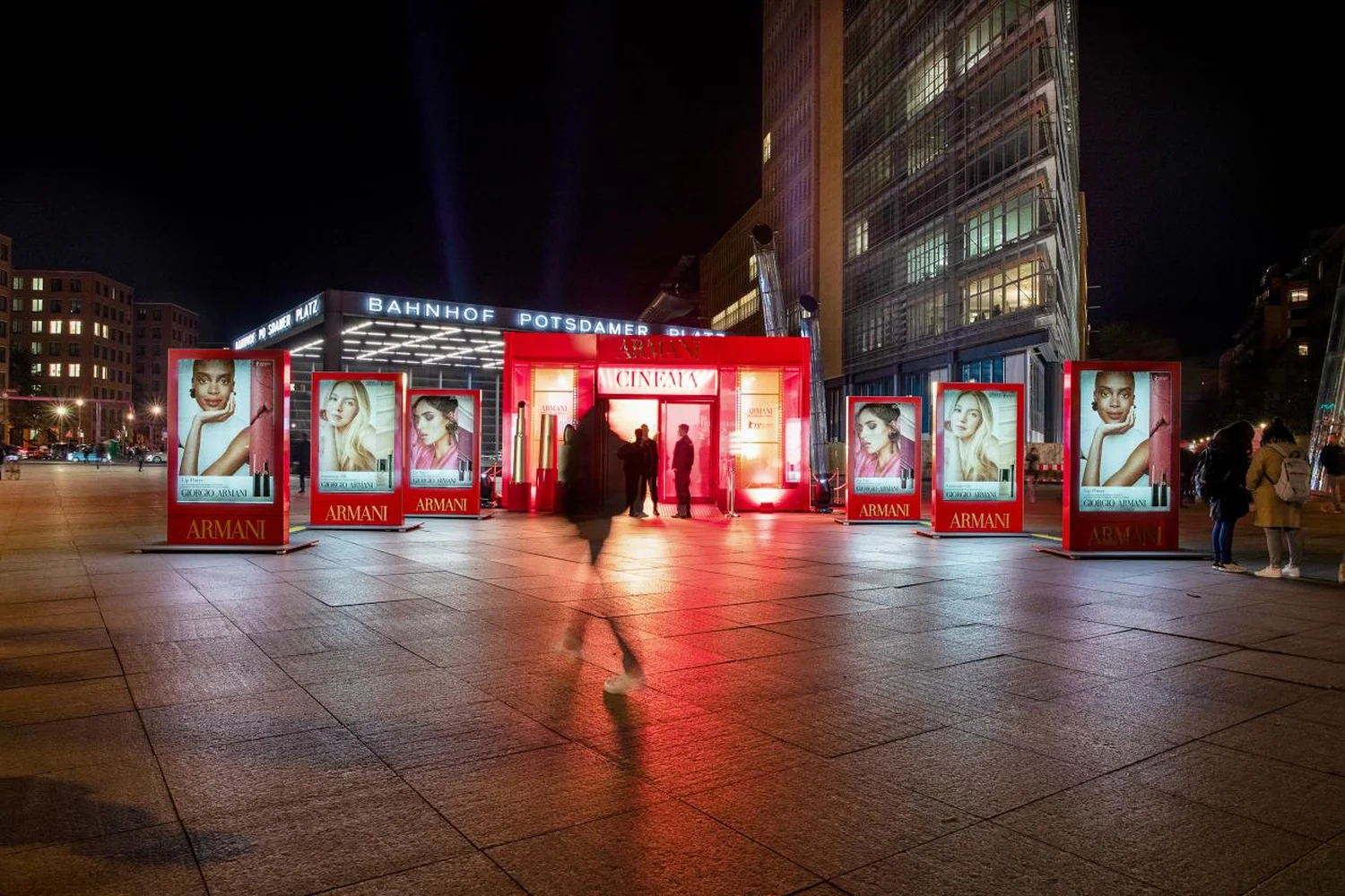 berlin-armani-mobile-vitrinen-1.webp