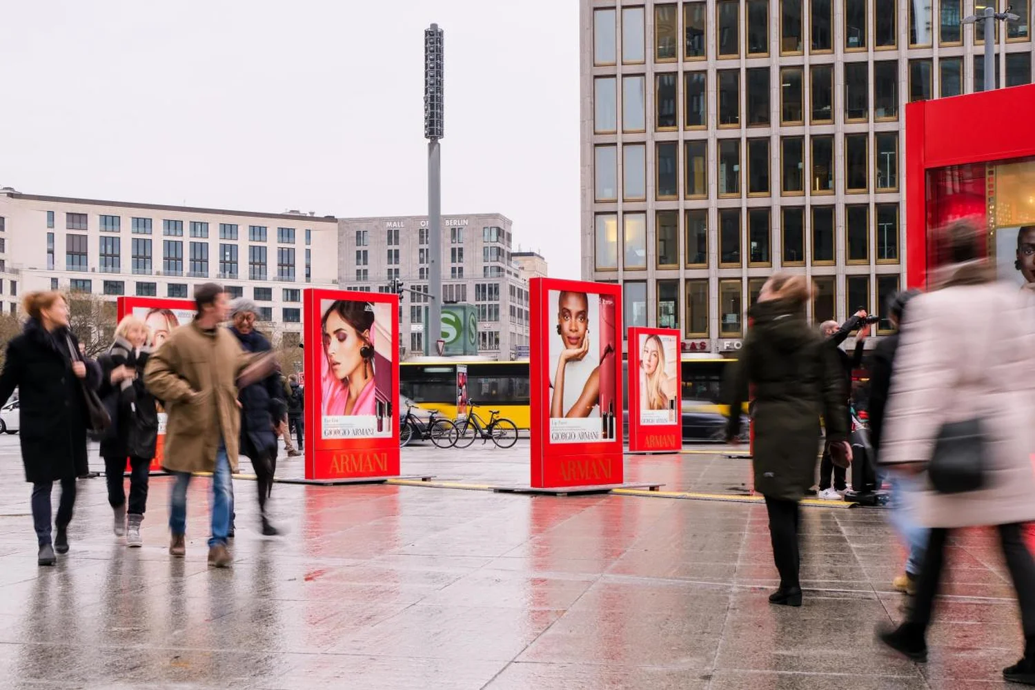 berlin-armani-mobile-vitrinen-4.webp