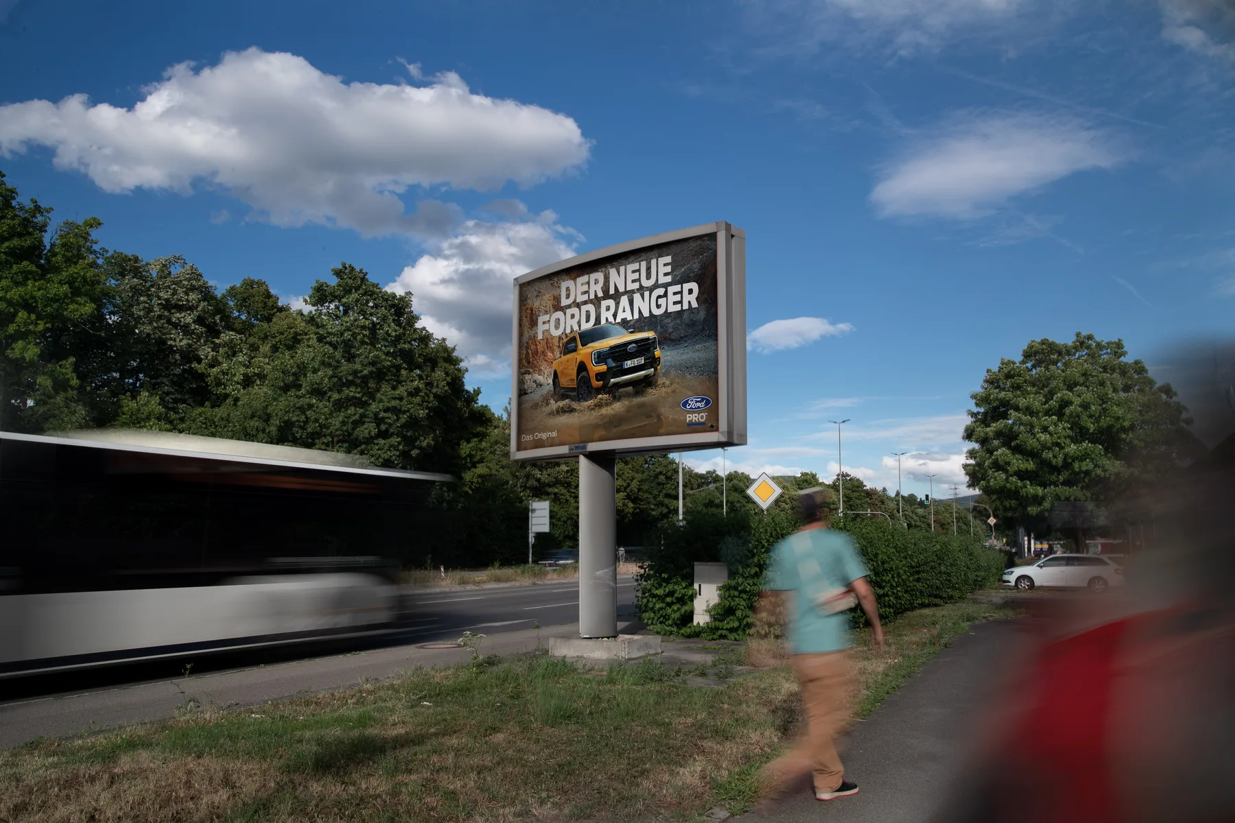 City Light Board mit OOH-Kampagne eines Automobilherstellers an einer Hauptverkehrsstraße in Reutlingen.