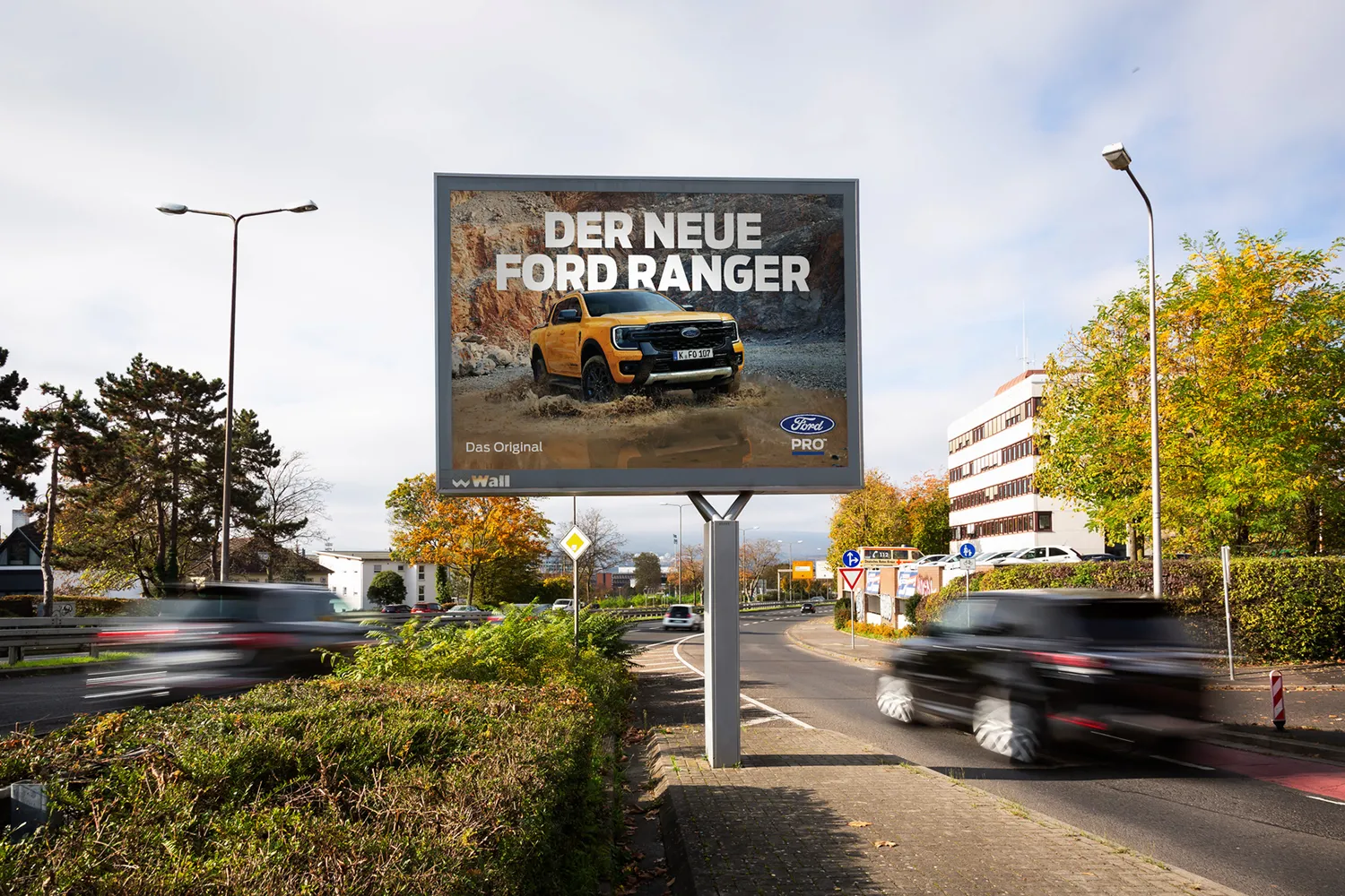City Light Board zeigt Automobil-Werbung an Berliner Strasse in Wiesbaden.