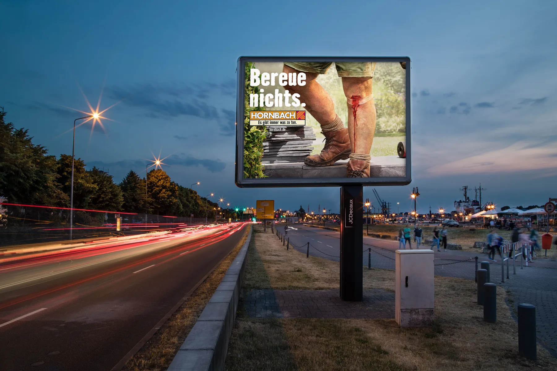 City Light Board mit OOH-Kampagne eines Baumarktes an einer Hauptverkehrsstraße in Rostock.