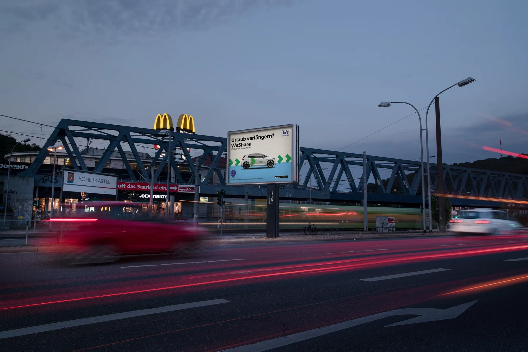 City Light Board mit Außenwerbung eines Carsharing-Anbieters an einer Hauptverkehrsstraße in Saarbrücken.