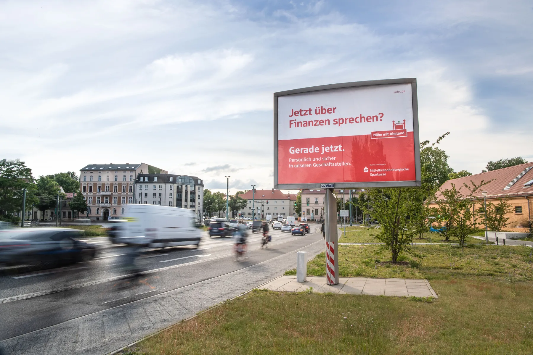 City Light Board mit Außenwerbung eines Finanzdienstleisters in der Berliner Straße in Potsdam.