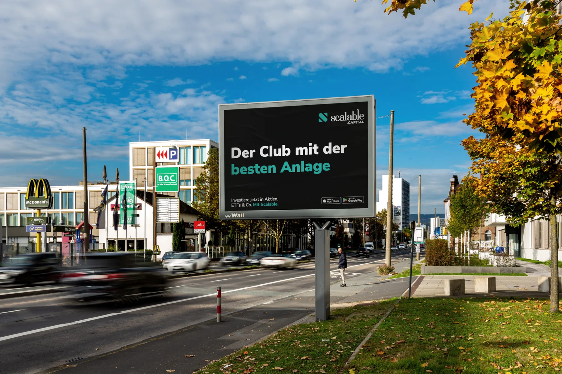 City Light Board mit OOH-Kampagne eines Finanzdienstleisters in der Mainzer Straße in Wiesbaden.