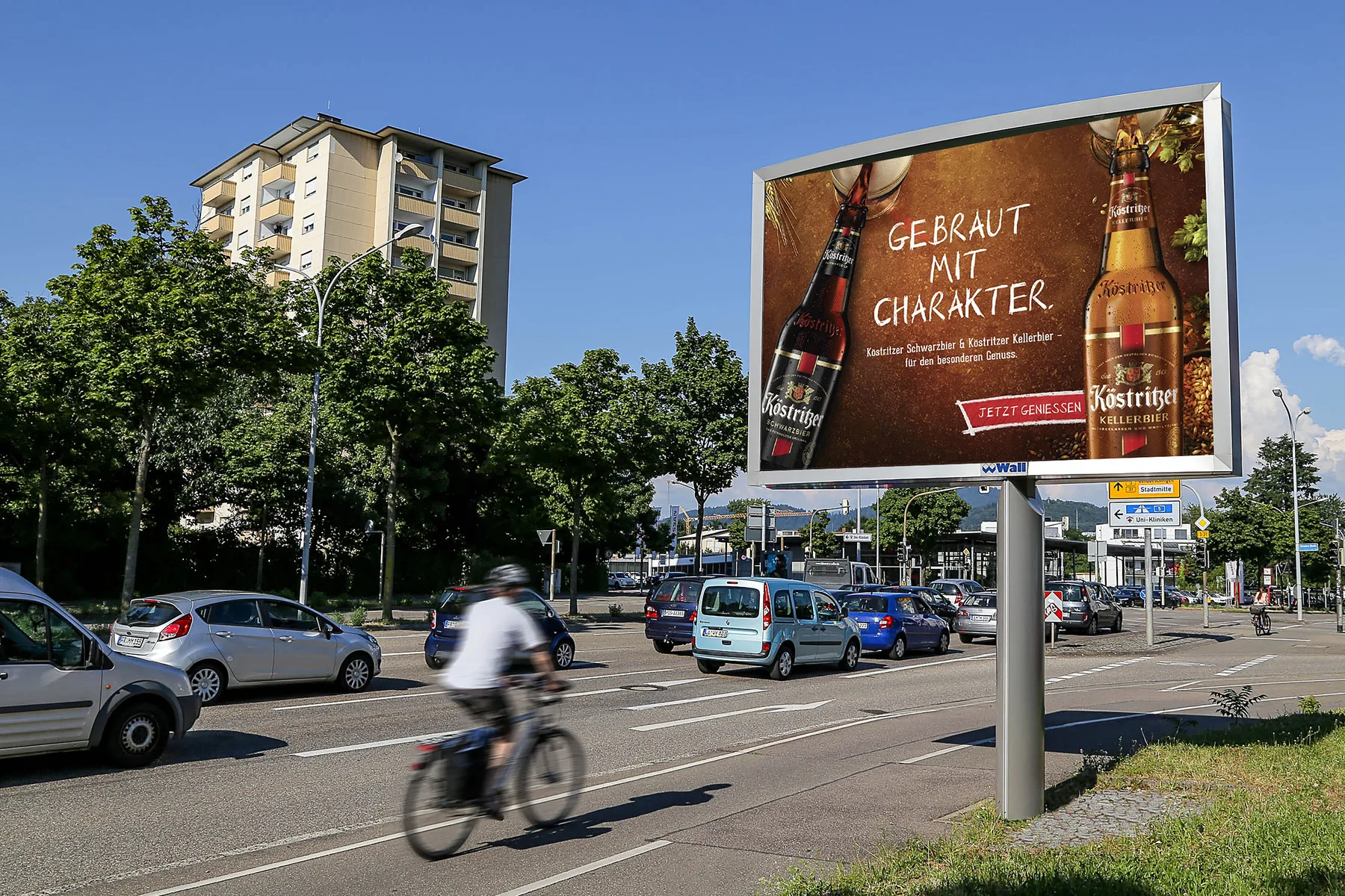 City Light Board mit Außenwerbung einer Getränkemarke in der Basler Straße in Freiburg.