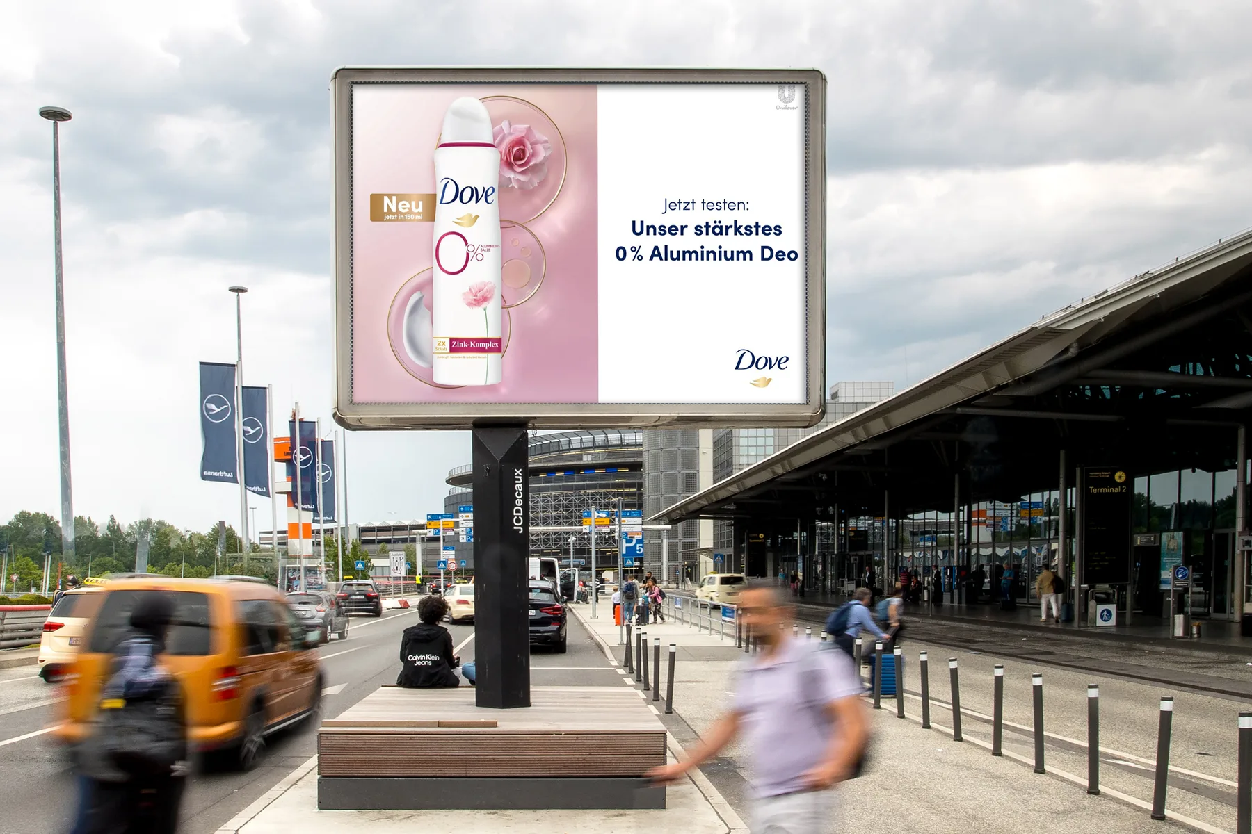 City Light Board mit OOH-Kampagne einer Körperpflege-Marke am Flughafen in Hamburg.