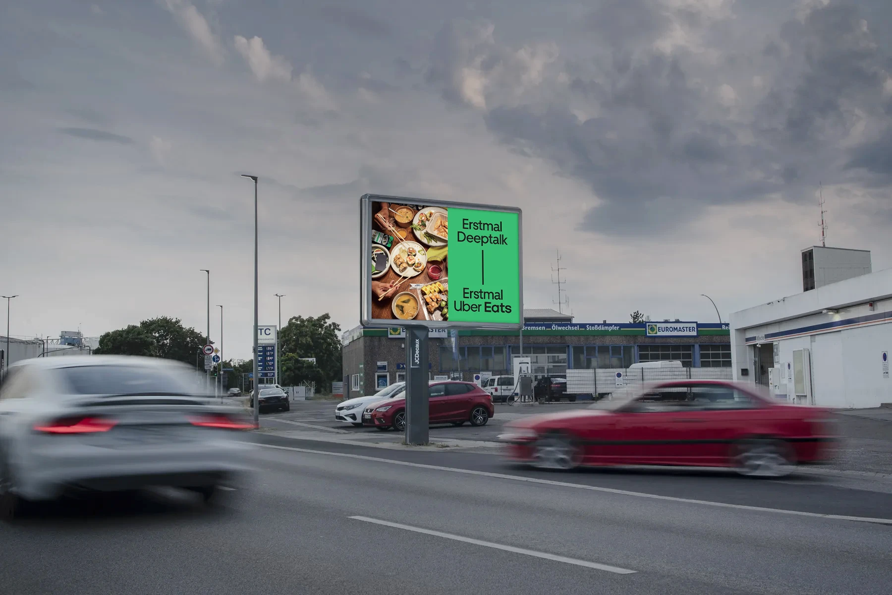 City Light Board mit OOH-Kampagne eines Lieferdienstes in der Mundenheimer Straße in Ludwigshafen.