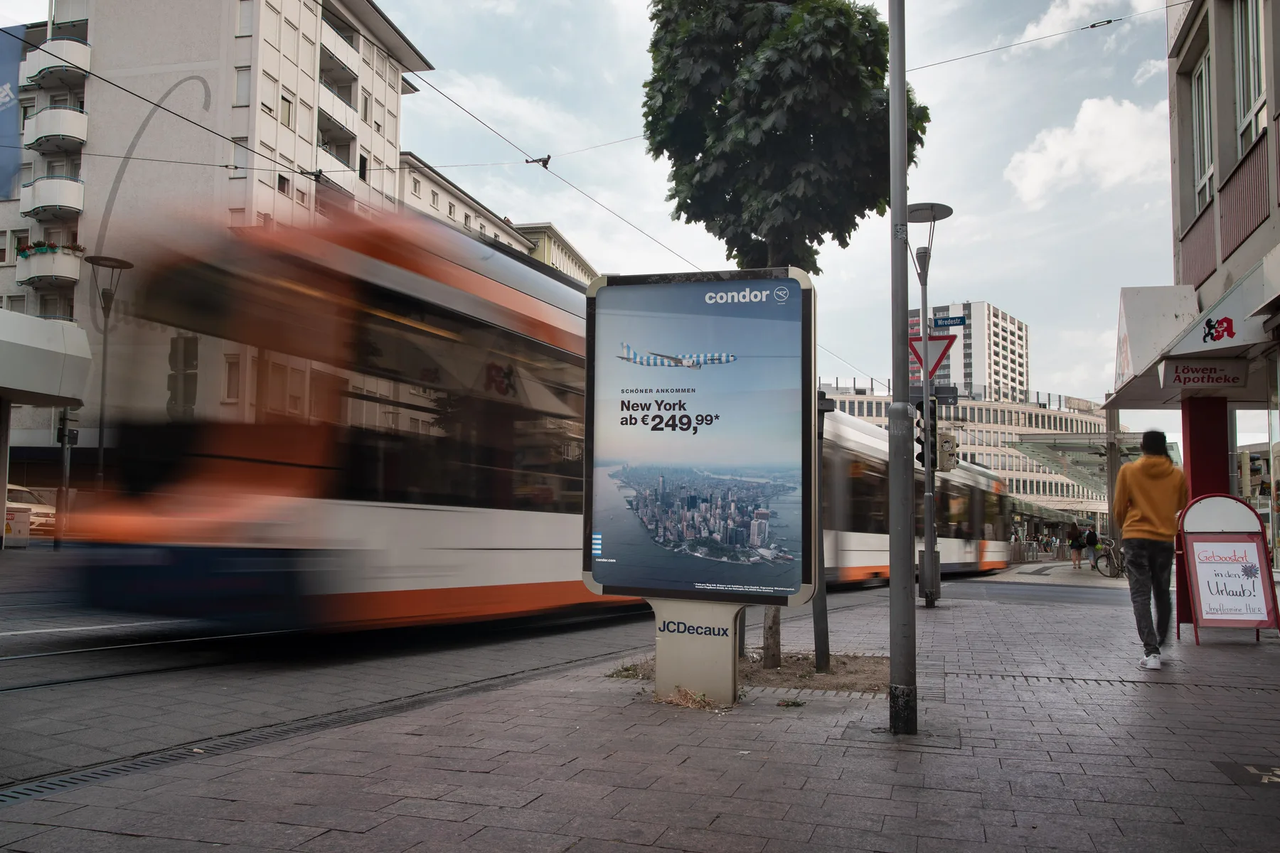 City Light Poster mit Außenwerbung einer Airline in der Ludwigstraße in Ludwigshafen.