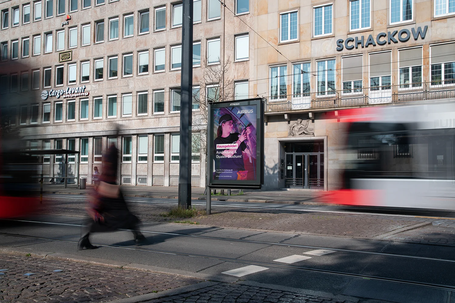 City Light Poster zeigt Recruiting-Kampagne einer Airline in Bremen