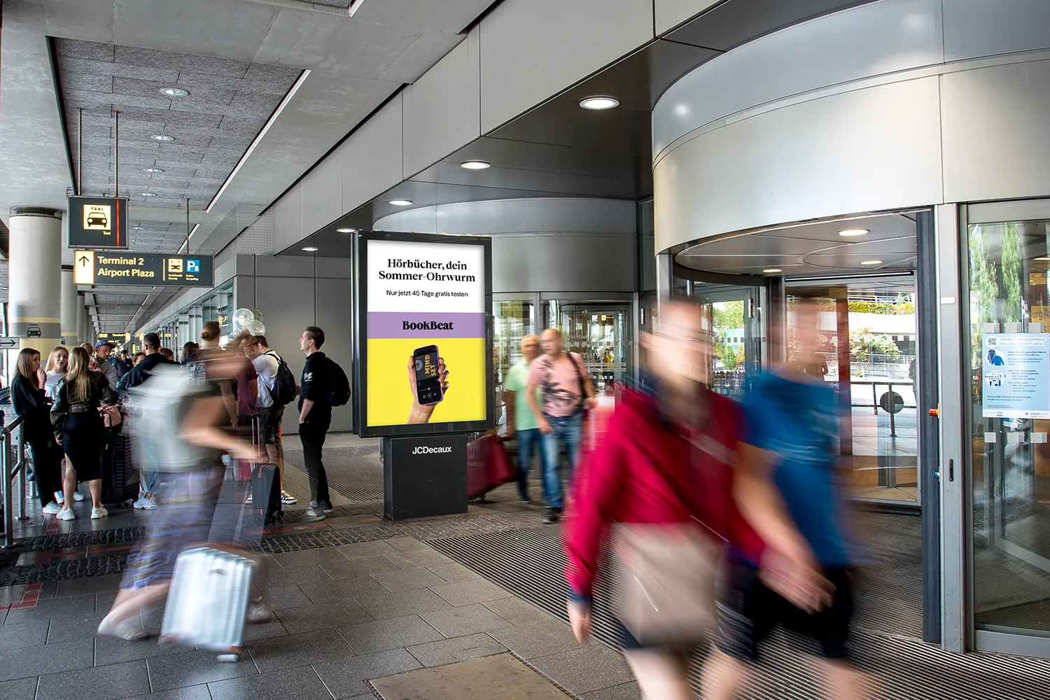 City Light Poster zeigt Werbung für Audio-Streaming-Dienst am Hamburger Flughafen.