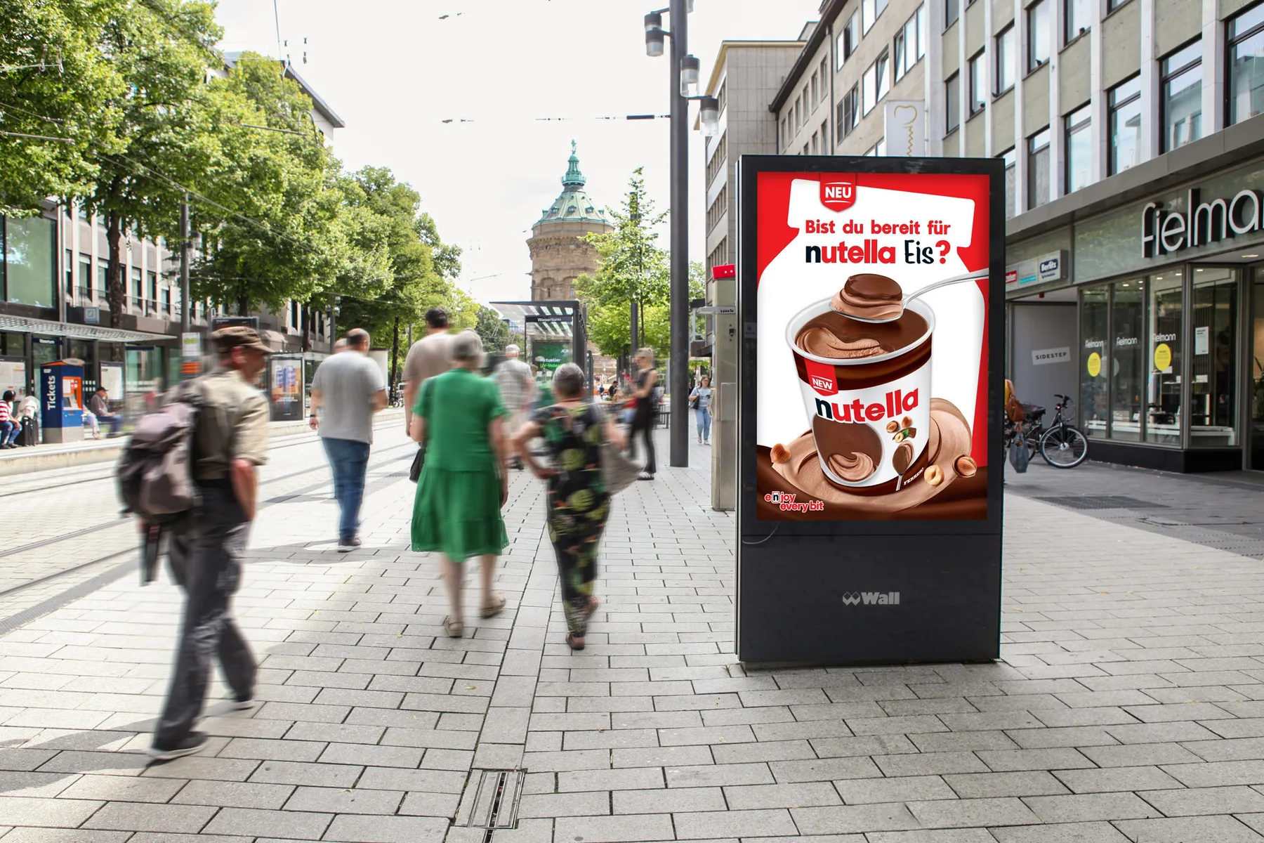 City Light Poster mit OOH-Kampagne einer Brotaufstrich-Marke in der Innenstadt von Mannheim.