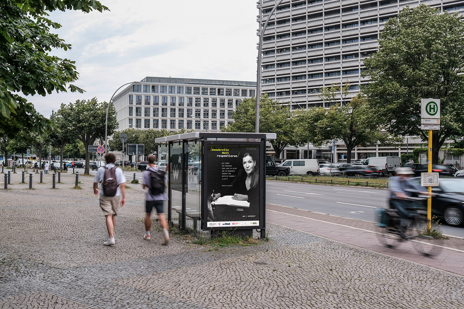 City Light Poster in Bus-Wartehalle mit DNA of Democracy-Kampagne in Berlin.
