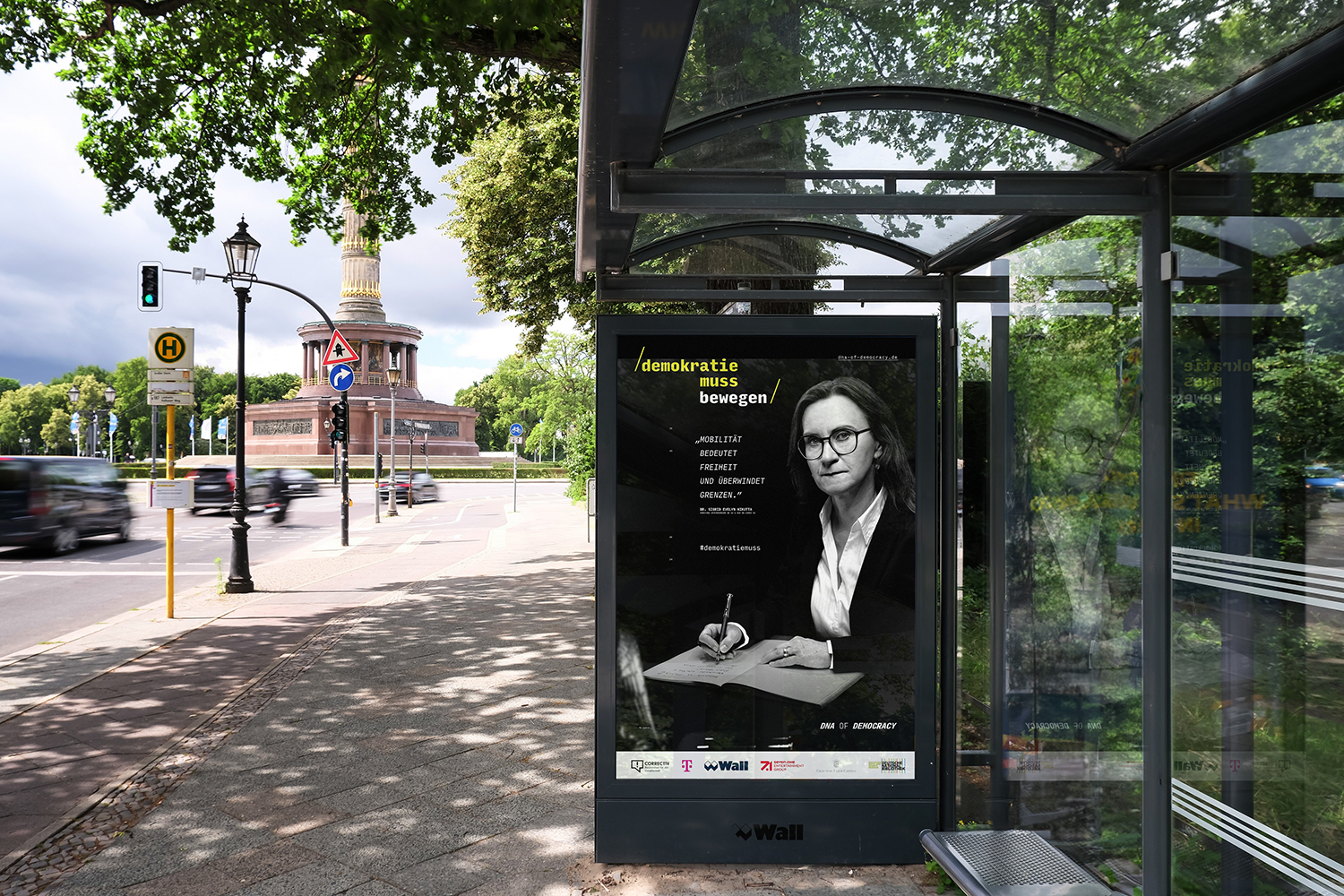 City Light Poster in Bus-Wartehalle mit DNA of Democracy-Kampagne am großen Stern in Berlin.