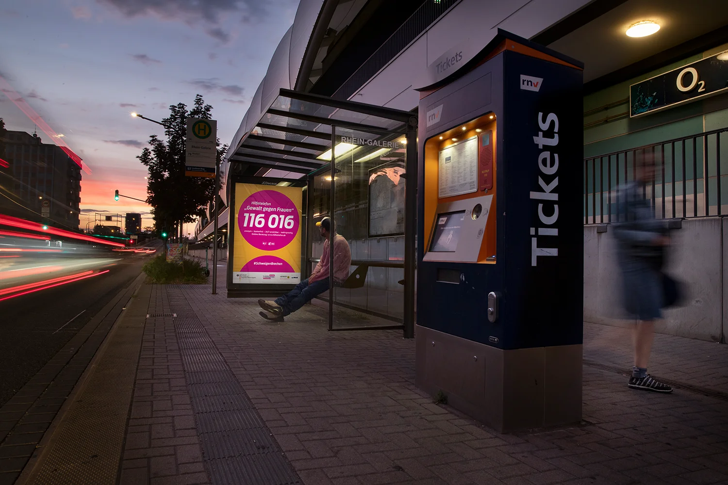 City Light Poster an Bus-Wartehalle in Ludwigshafen zeigt Kampagne für Hilfetelefon "Gewalt gegen Frauen".