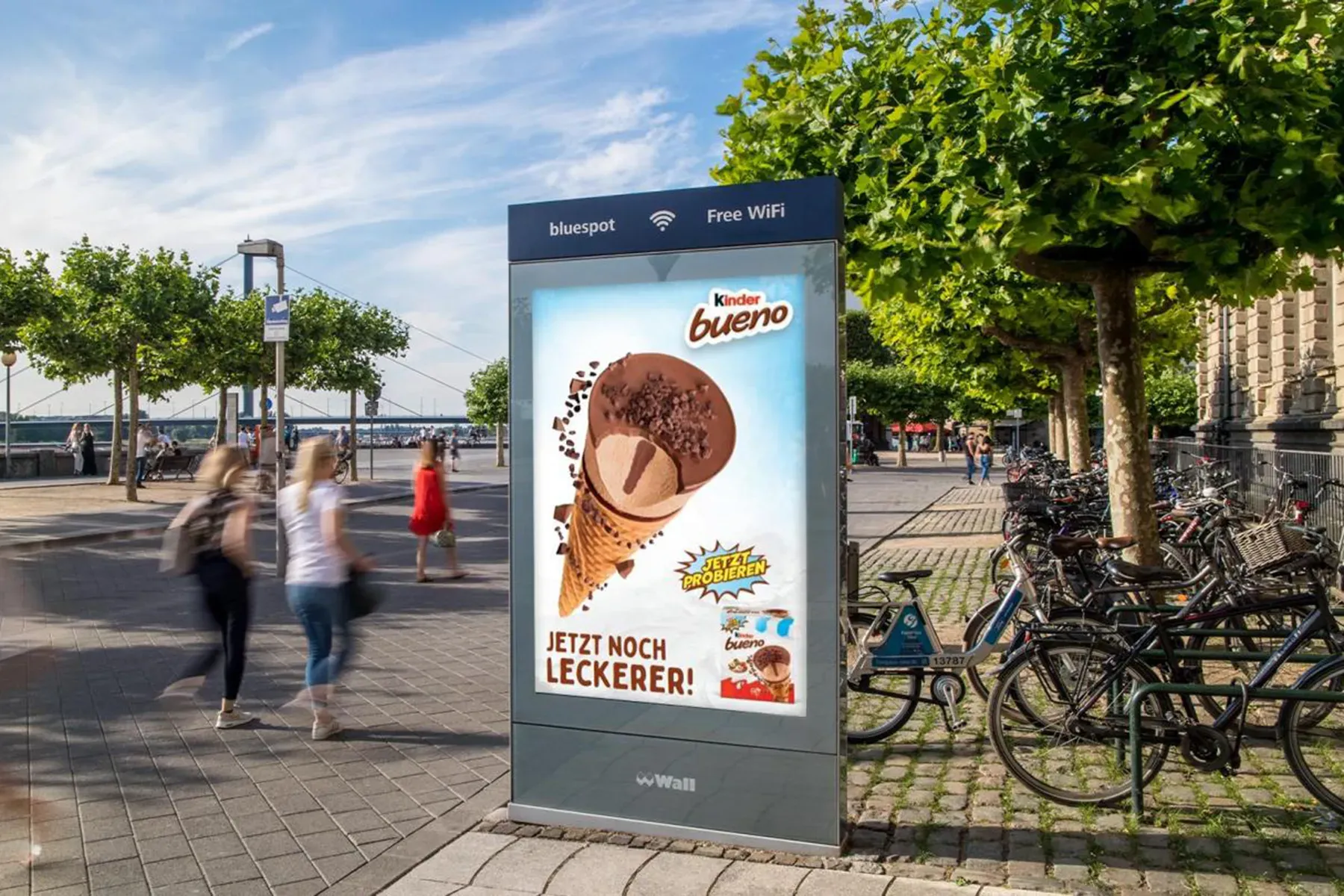 City Light Poster mit Out of Home-Kampagne einer Süßigkeitenmarke mit Eis an der Rheinuferpromenade in Düsseldorf.