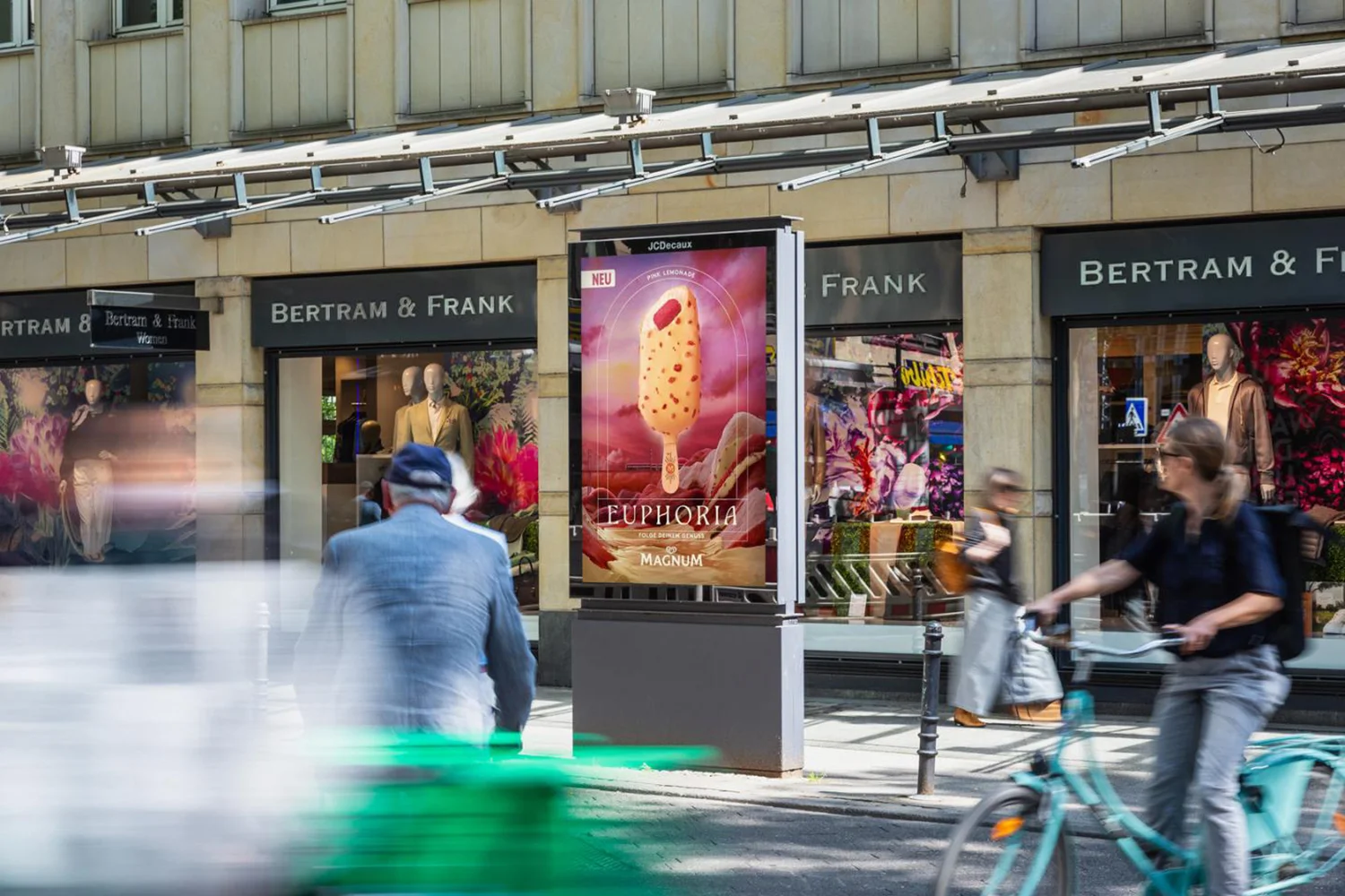 City Light Poster mit Eiswerbung an kölner Fußgängerweg