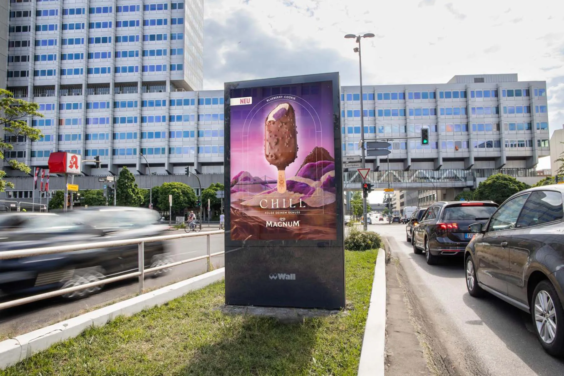 City Light Poster mit OOH-Werbung einer Eismarke an einer Hauptverkehrsstraße in Berlin.