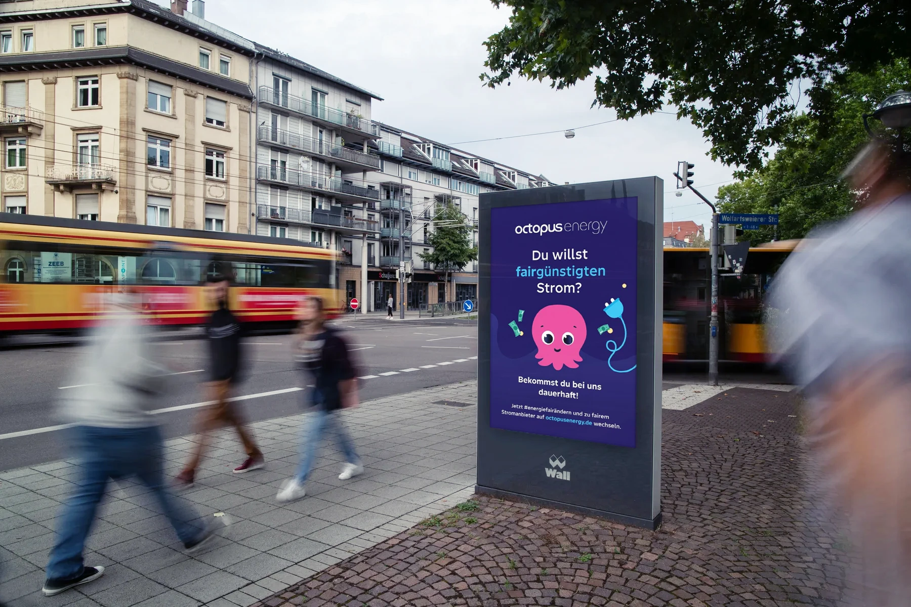 City Light Poster mit OOH-Werbung eines Energieanbieters in der Innenstadt von Karlsruhe.