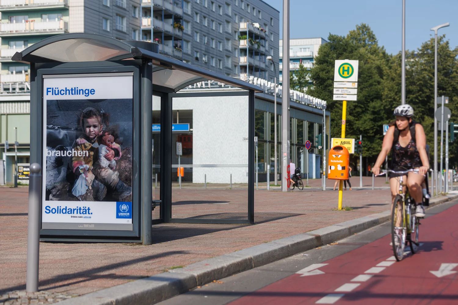 Wartehalle mit City Light Poster Aufruf nach Solidarität
