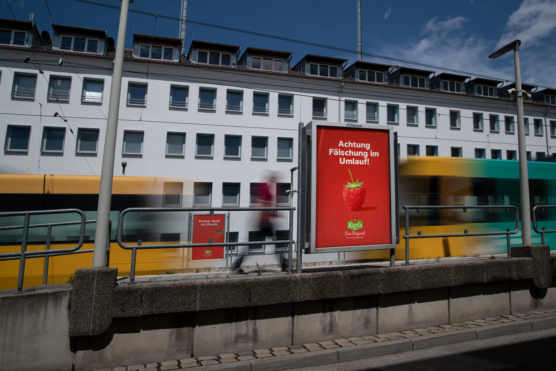 City Light Poster mit OOH-Werbung eines Erdbeer-Verkäufers an einer Haltestelle in der Metzstraße in Stuttgart.