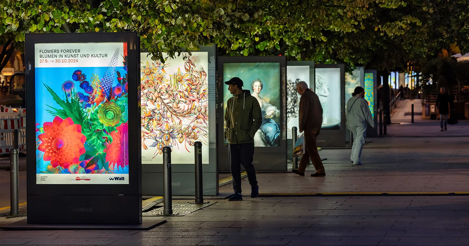 City Light Poster zeigen als Outdoor-Galerie "Flowers Forever" Kunstaustellung in Hamburg