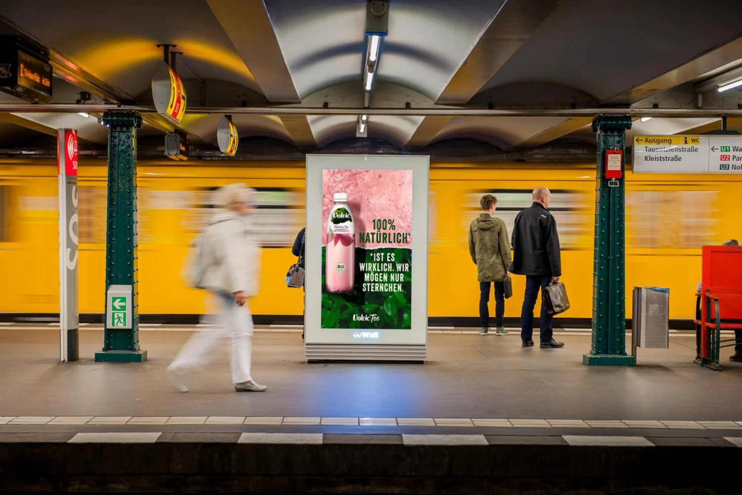 City Light Poster zeigt Getränkewerbung in Berliner U-Bahnhof.