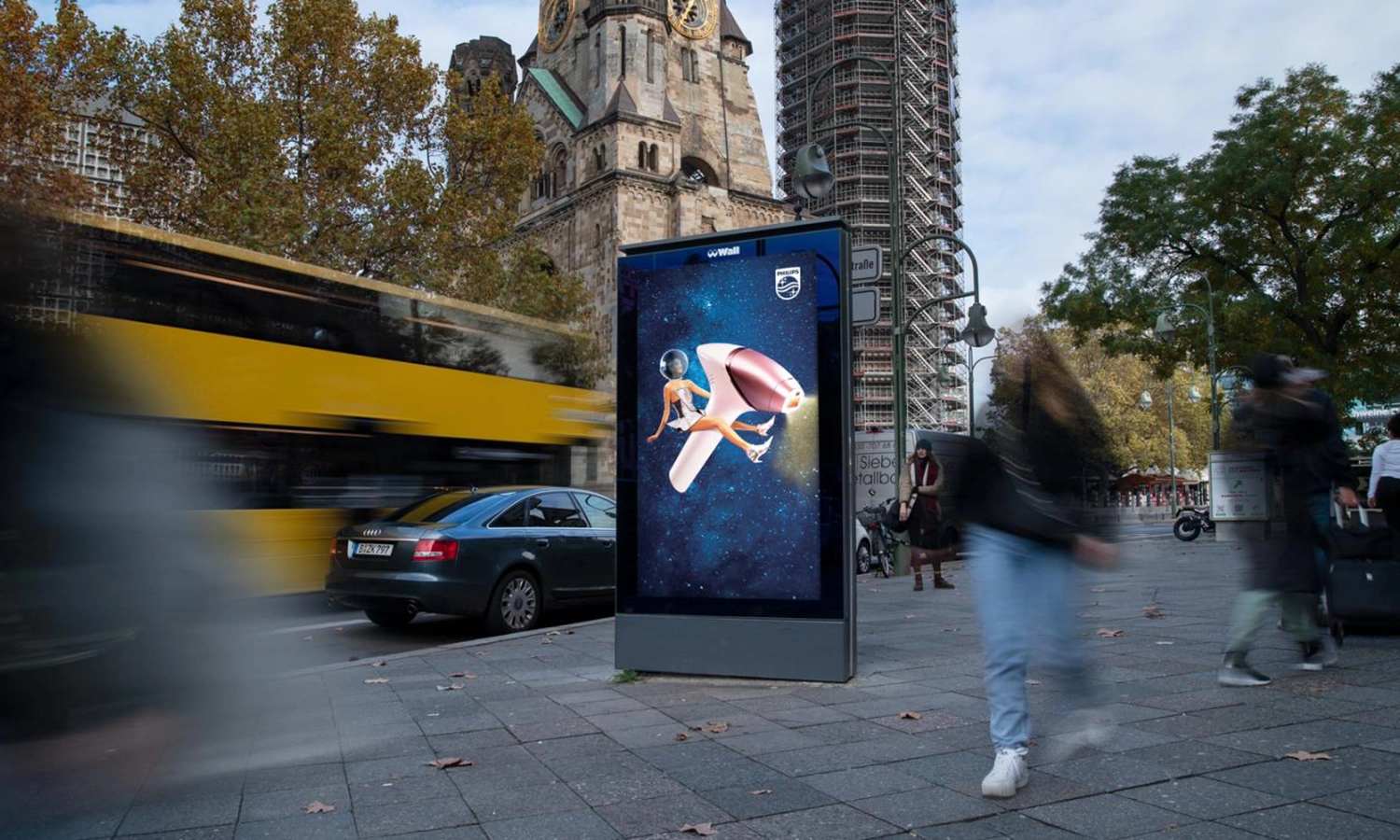 City Light Poster mit Haarentfernungslaserwerbung an der Gedächniskirche in Berlin am Tag