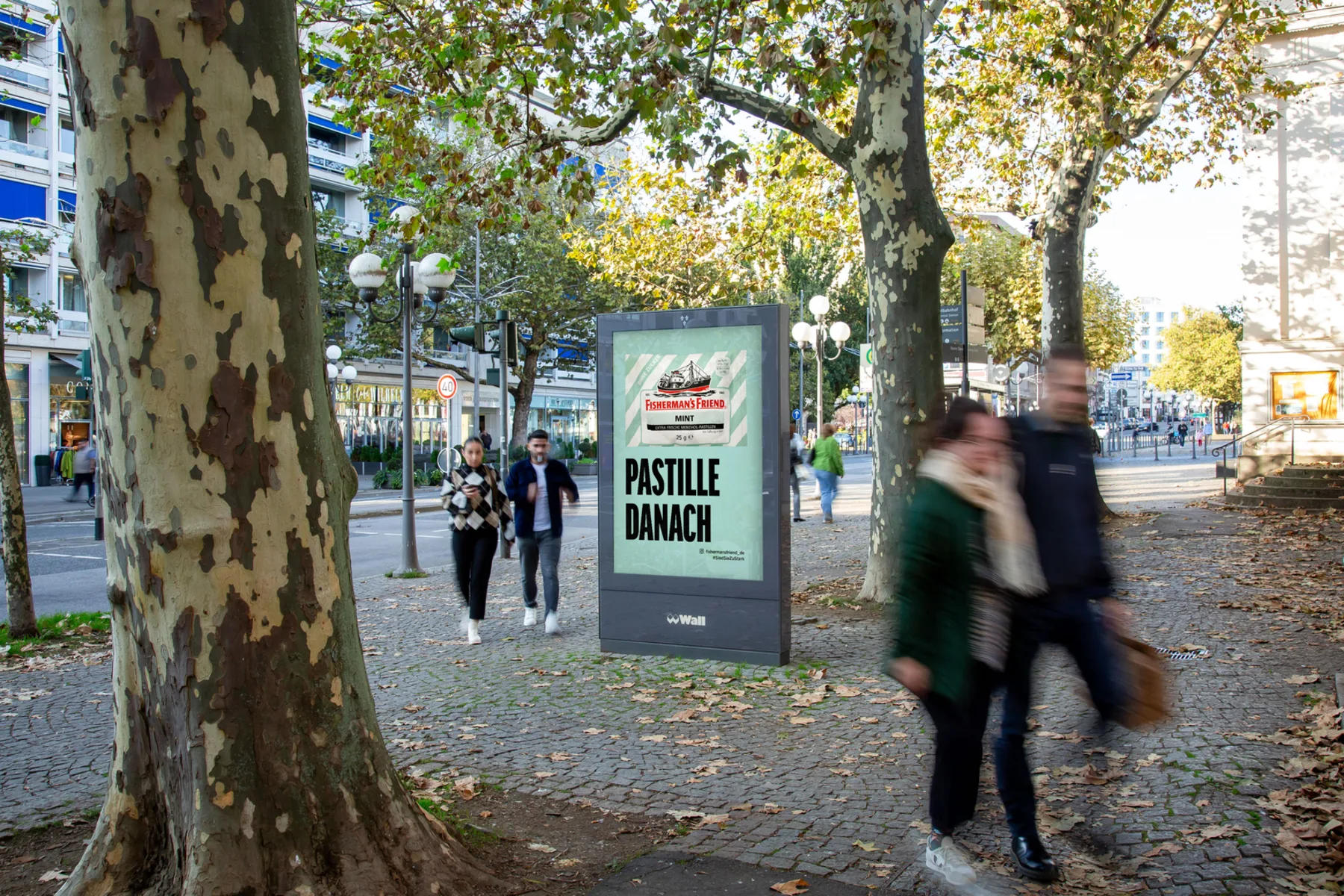 City Light Poster mit Außenwerbung einer Halspastillen-Marke in der Wilhelmstraße in Wiesbaden.