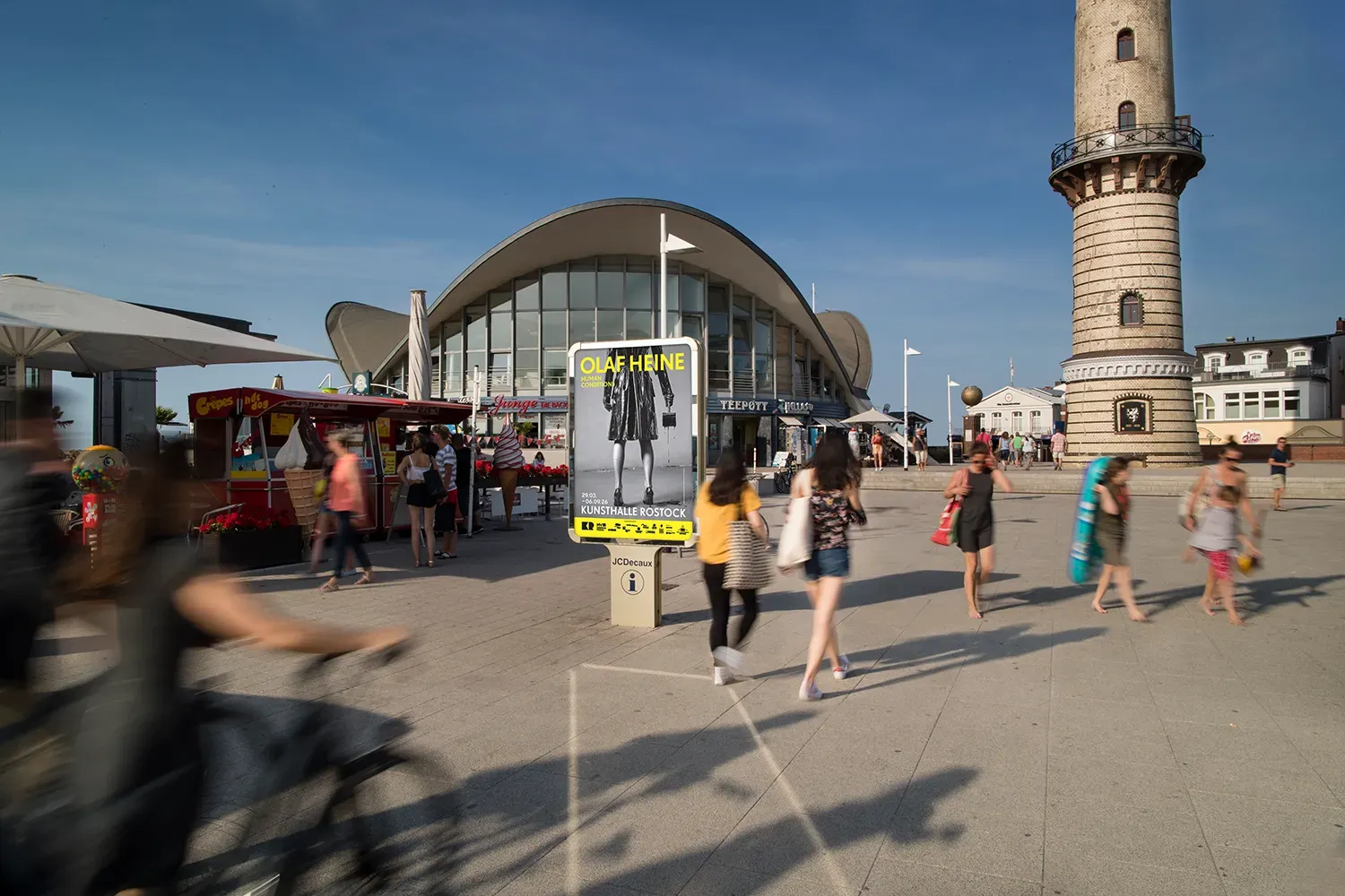 City Light Poster in Rostock Warnemünde zeigt Werbung für Kunstausstellung.
