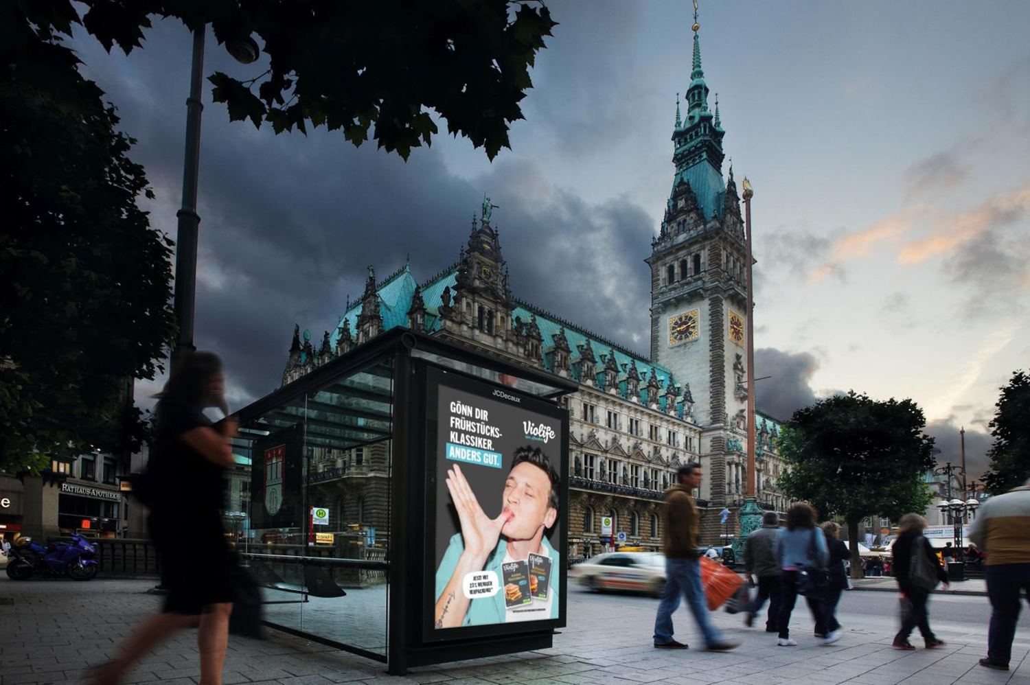 City Light Poster an Wartehalle mit Werbung für vegane Lebensmittel vor Hamburger Rathaus.