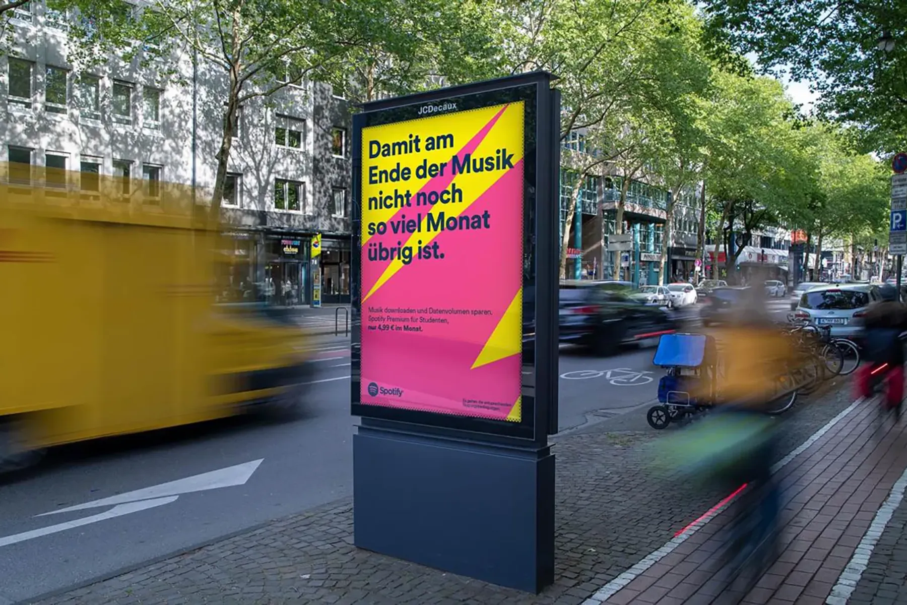 city-light-poster-musikstreaminganbieter-ooh-werbung-hauptverkehrsstraße-innenstadt-koeln-tag.webp