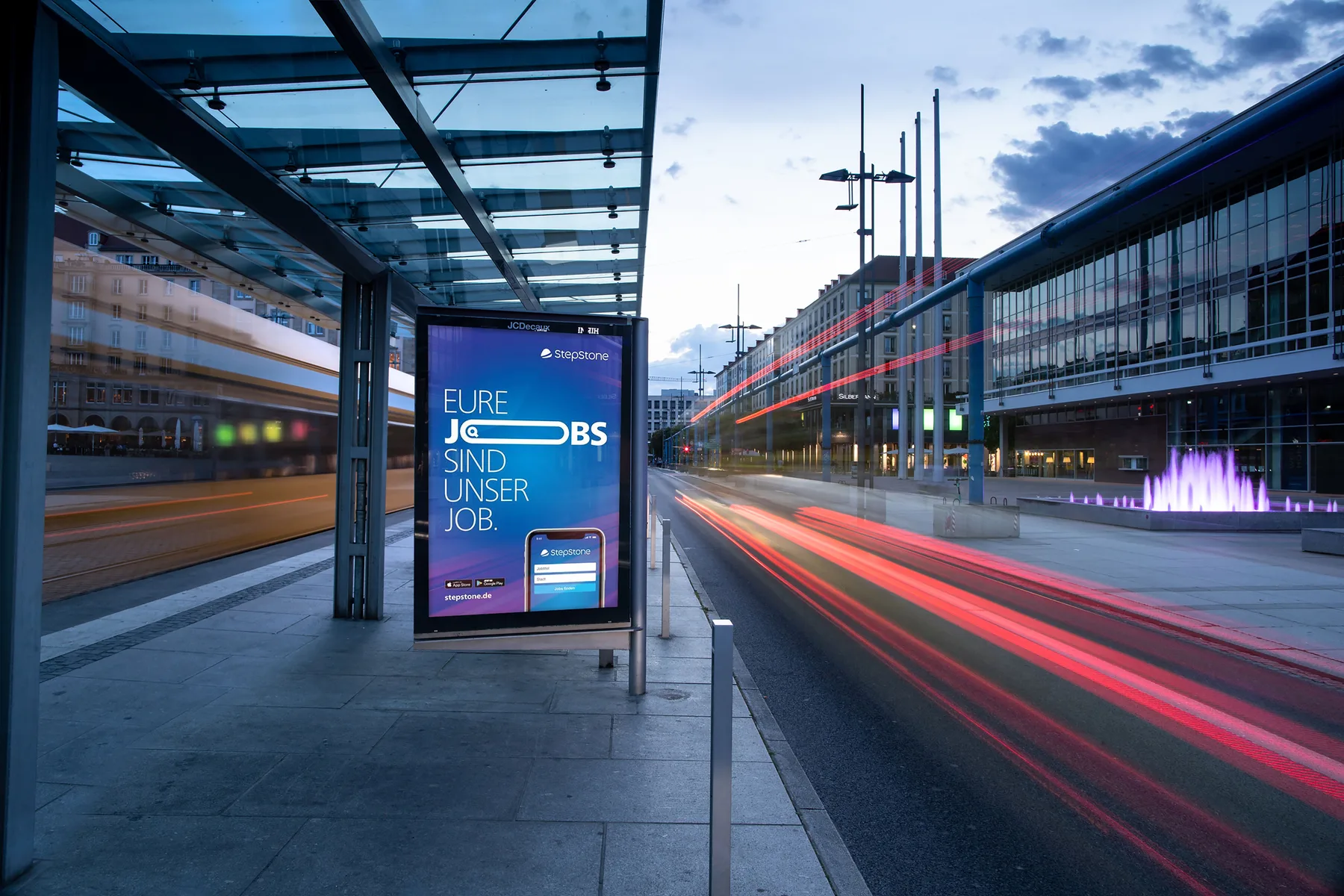 City Light Poster mit OOH-Werbung einer Jobplattform an einer Haltestelle in Dresden.