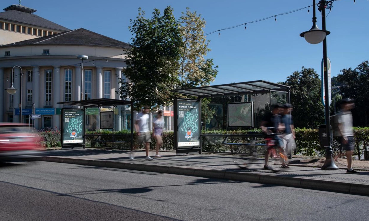 City Light Poster mit Suchthilfewerbung an einem Fahrgastunterstand an saarbrückener Straße