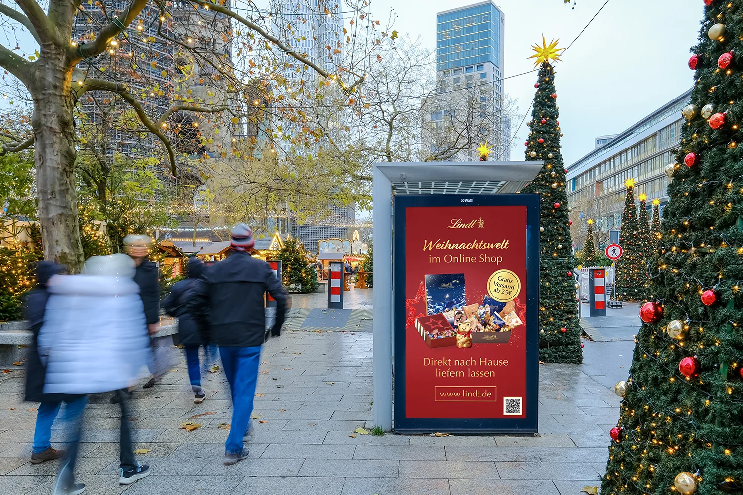 City Light Poster mit Schokoladenwerbug am Breitscheidplatz in Berlin zur Weihnachszeit.
