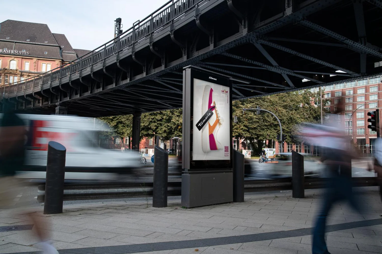 City Light Poster mit Schuhwerbung am Roedingsmarkt in Hamburg