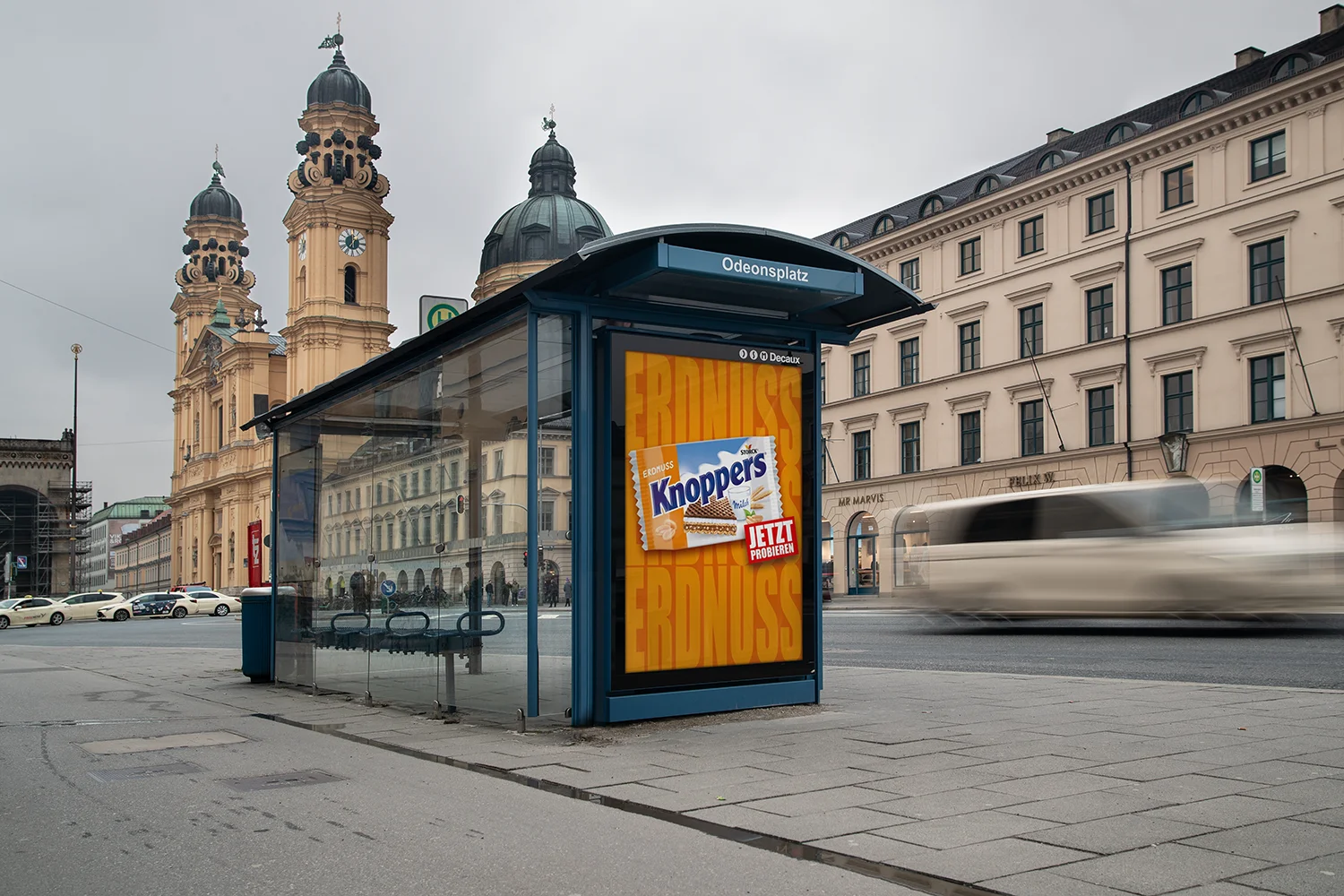 City Light Poster mit Süßwarenwerbung am Odeonsplatz in München.