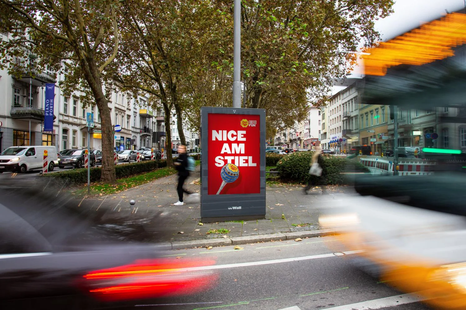 City Light Poster mit Süsswarenwerbung an der Rheinstraße in Wiesbaden.
