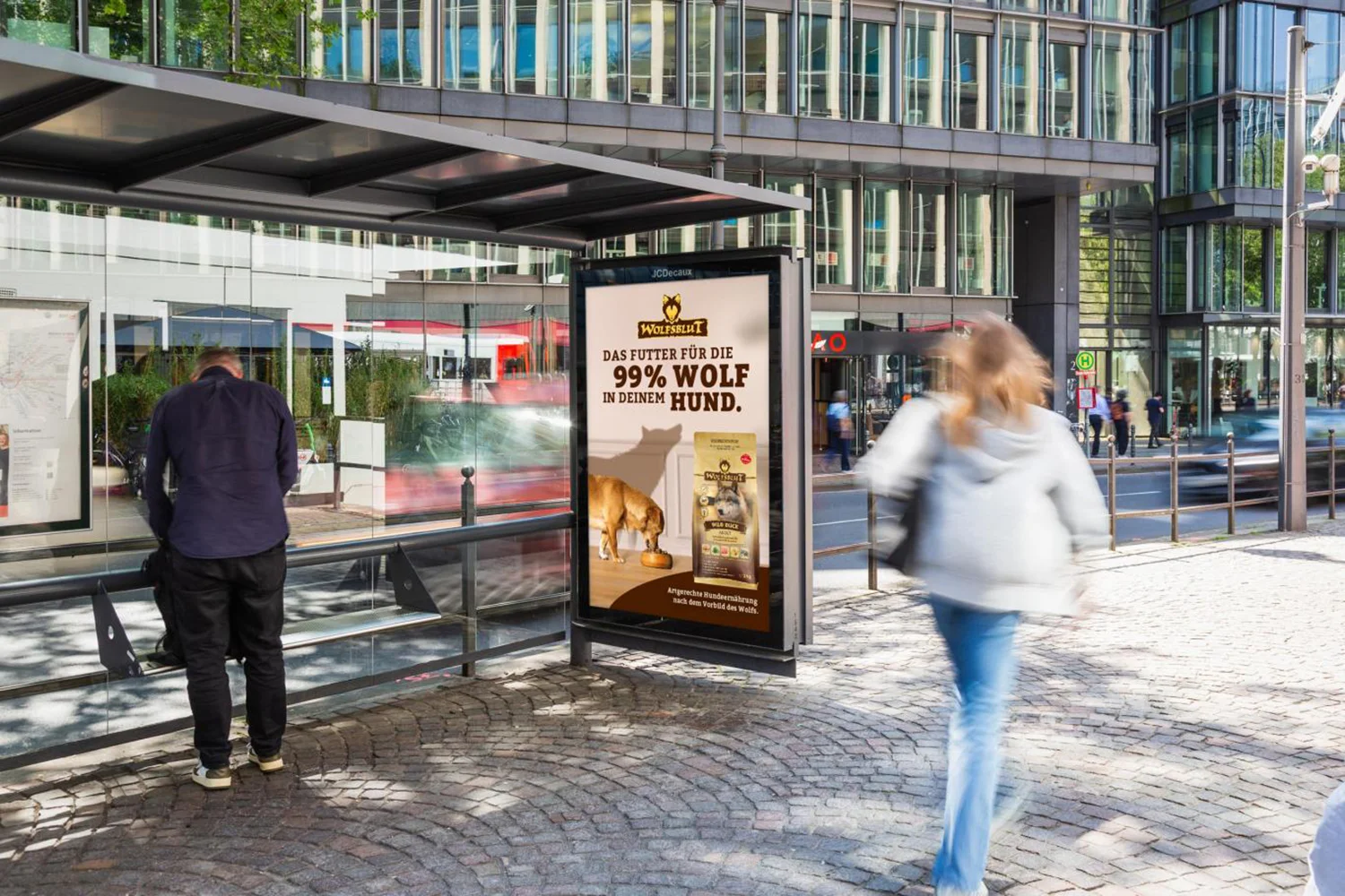 City Light Poster an Buswartehalle mit Werbung für Tiernahrung in Köln.