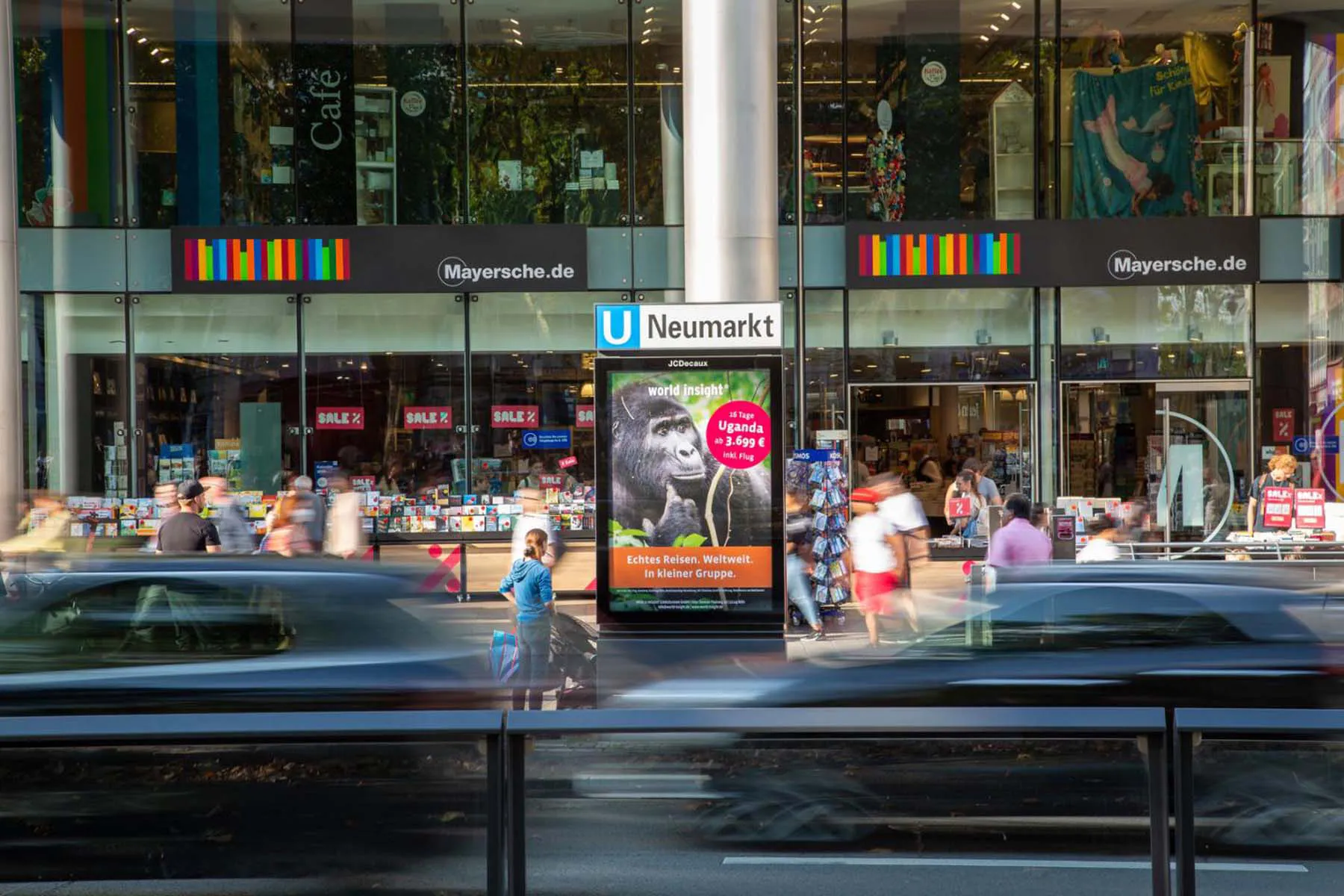 City Light Poster mit OOH-Kampagne einer Tierschutzorganisation am Neumarkt in Koeln.